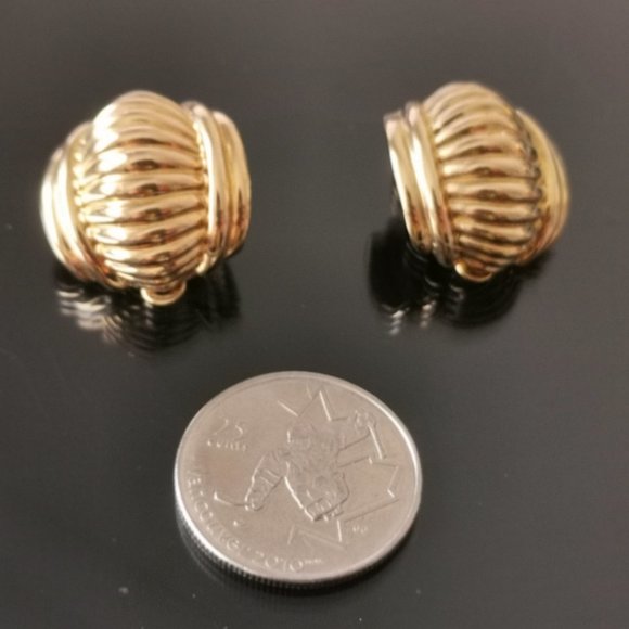 Vintage Gold Tone Clip on Earrings - Picture 4 of 10